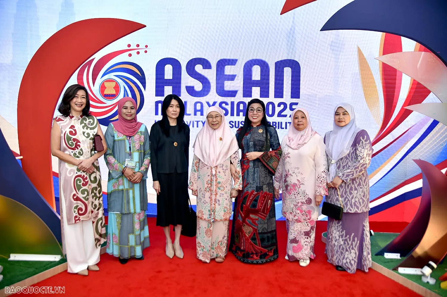 Phu nhân Thủ tướng Chính phủ Lê Thị Bích Trân tham dự chương trình triển lãm trong khuôn khổ Hội nghị Cấp cao ASEAN lần thứ 46 Phu nhân Thủ tướng Chính phủ Phạm Minh Chính tham dự chương trình triển lãm trong khuôn khổ Hội nghị cấp cao ASEAN 46