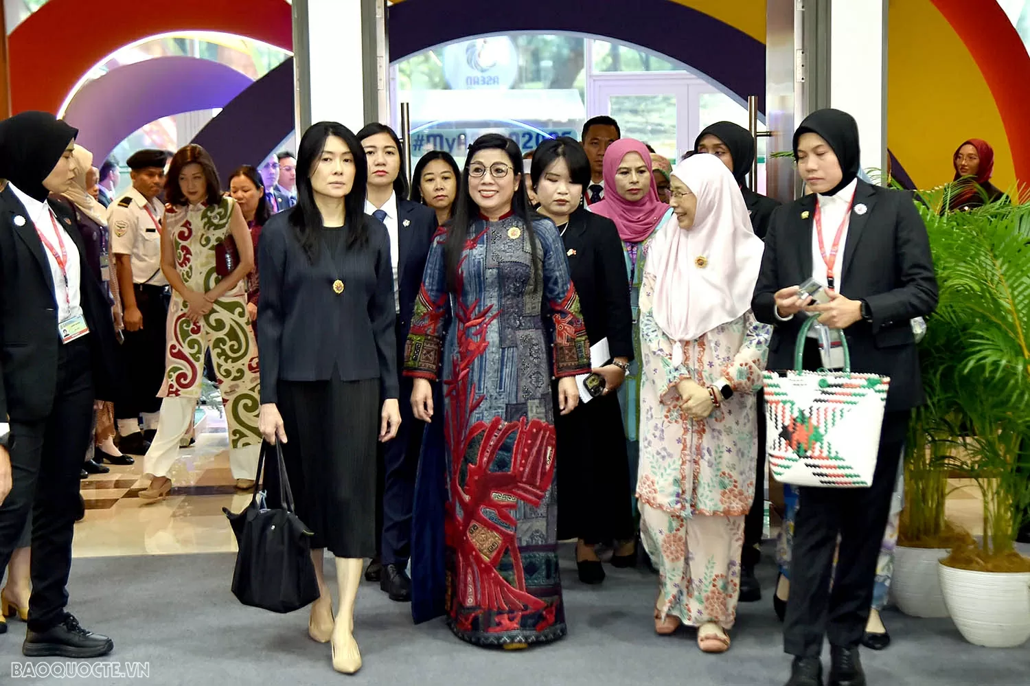 Phu nhân Thủ tướng Chính phủ Lê Thị Bích Trân tham dự chương trình triển lãm trong khuôn khổ Hội nghị Cấp cao ASEAN lần thứ 46 Phu nhân Thủ tướng Chính phủ Phạm Minh Chính tham dự chương trình triển lãm trong khuôn khổ Hội nghị cấp cao ASEAN 46