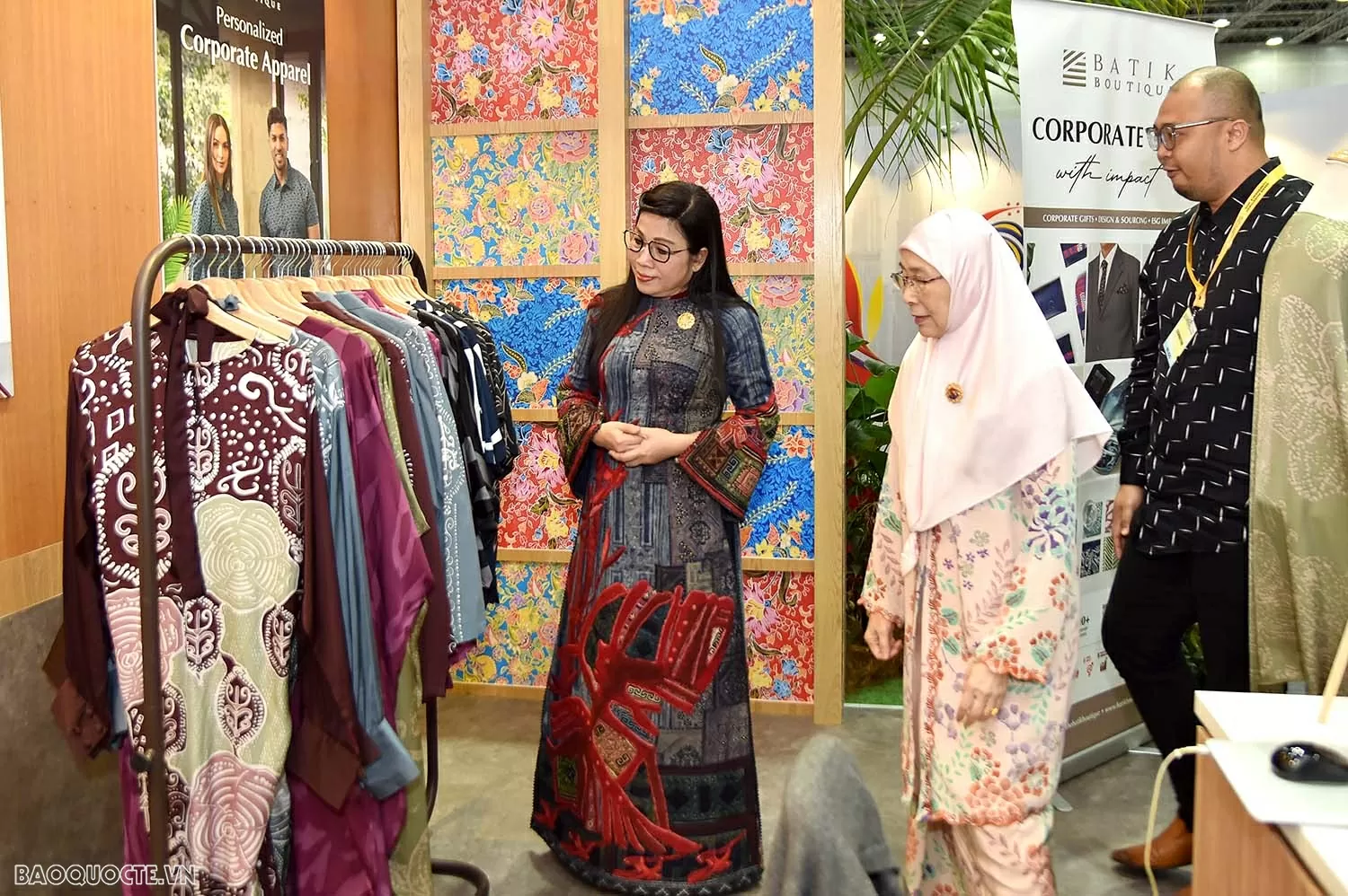 Phu nhân Thủ tướng Chính phủ Phạm Minh Chính tham dự chương trình triển lãm trong khuôn khổ Hội nghị cấp cao ASEAN 46