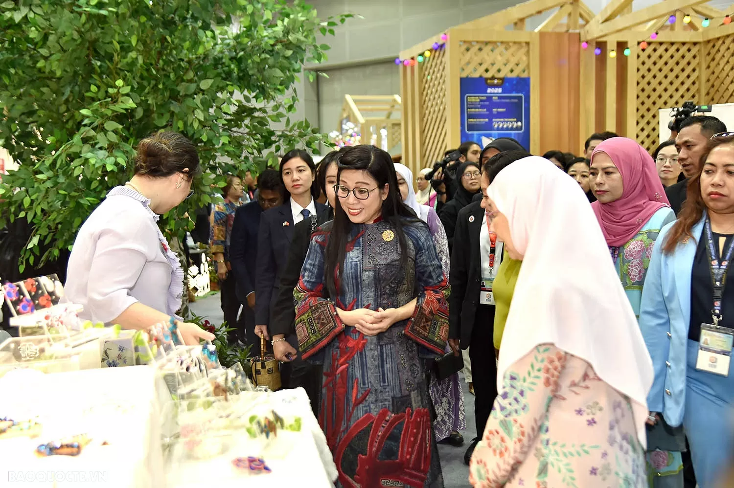 Phu nhân Thủ tướng Chính phủ Lê Thị Bích Trân tham dự chương trình triển lãm trong khuôn khổ Hội nghị Cấp cao ASEAN lần thứ 46 Phu nhân Thủ tướng Chính phủ Phạm Minh Chính tham dự chương trình triển lãm trong khuôn khổ Hội nghị cấp cao ASEAN 46