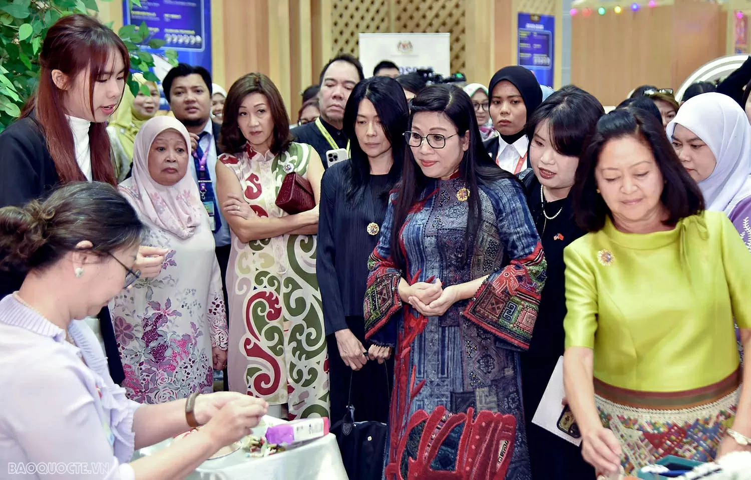 Phu nhân Thủ tướng Chính phủ Phạm Minh Chính tham dự chương trình triển lãm trong khuôn khổ Hội nghị cấp cao ASEAN 46