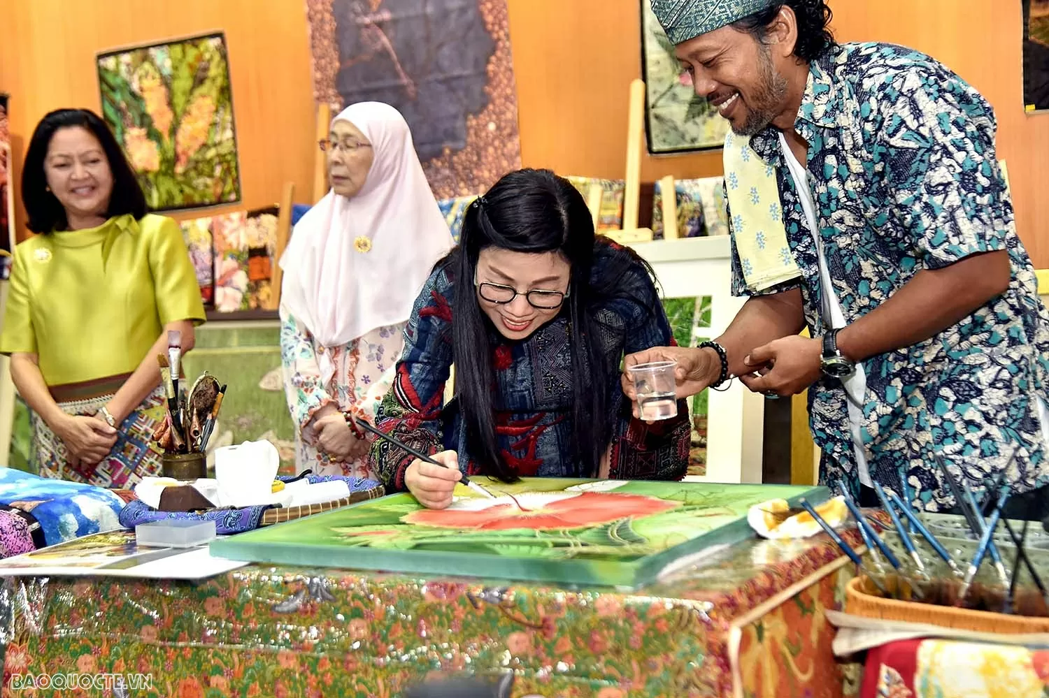 Phu nhân Thủ tướng Chính phủ Phạm Minh Chính tham dự chương trình triển lãm trong khuôn khổ Hội nghị cấp cao ASEAN 46