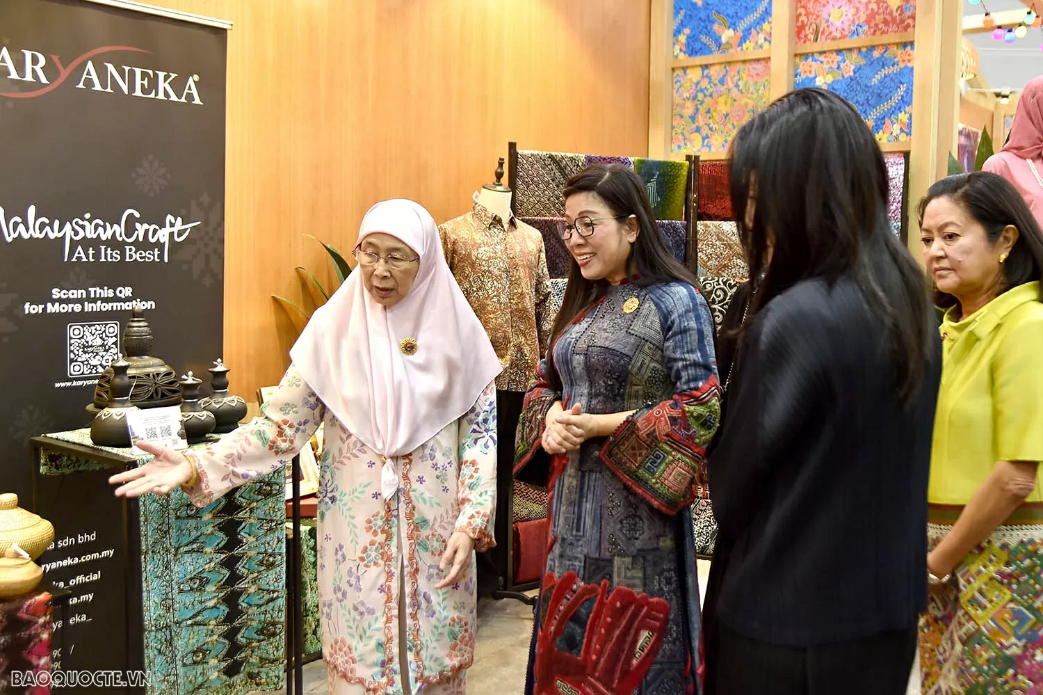 Phu nhân Thủ tướng Chính phủ Phạm Minh Chính tham dự chương trình triển lãm trong khuôn khổ Hội nghị cấp cao ASEAN 46