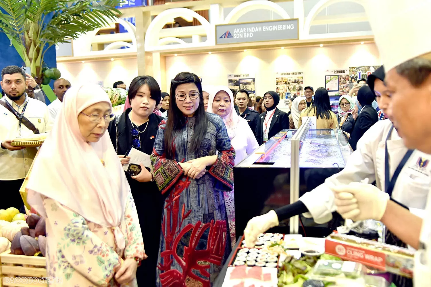 Phu nhân Thủ tướng Chính phủ Phạm Minh Chính tham dự chương trình triển lãm trong khuôn khổ Hội nghị cấp cao ASEAN 46