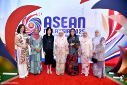 Phu nhân Thủ tướng Chính phủ Phạm Minh Chính tham dự chương trình triển lãm trong khuôn khổ Hội nghị Cấp cao ASEAN lần thứ 46