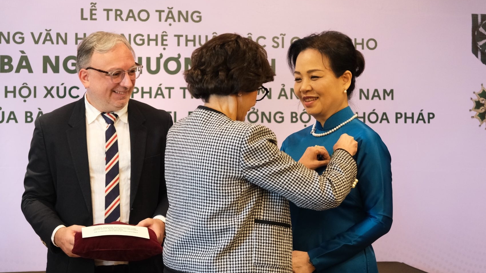 TS. Ngô Phương Lan nhận Huân chương Văn học Nghệ thuật bậc Sĩ quan của Pháp