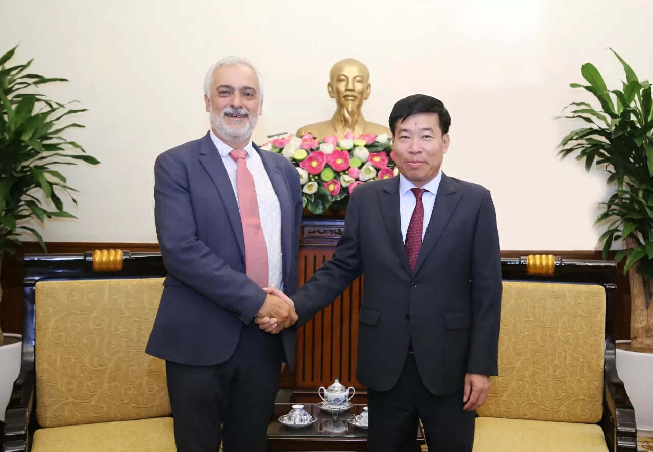 Thứ trưởng Bộ Ngoại giao Nguyễn Mạnh Cường đã tiếp đồng chí Taylan Coskun Ủy viên Bộ Chính trị Đảng Cộng sản Pháp. (Ảnh: Thành Long)