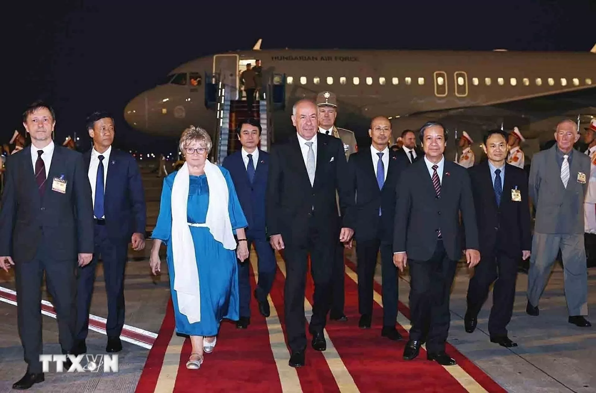 Tổng thống Hungary và Phu nhân đến Hà Nội, bắt đầu chuyến thăm chính thức Việt Nam Tổng thống Hungary và Phu nhân đến Hà Nội, bắt đầu chuyến thăm chính thức Việt Nam