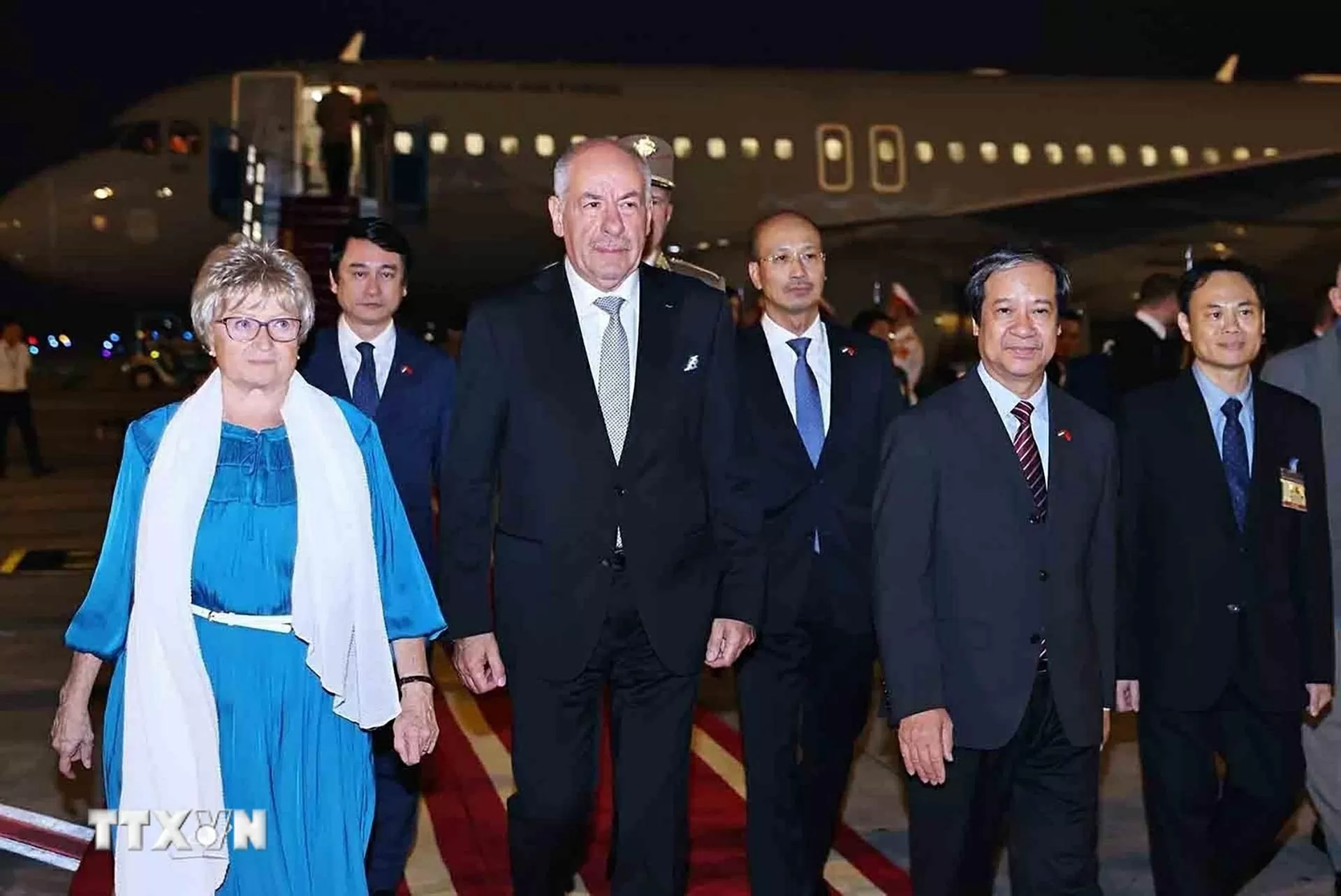 Tổng thống Hungary và Phu nhân đến Hà Nội, bắt đầu chuyến thăm chính thức Việt Nam
