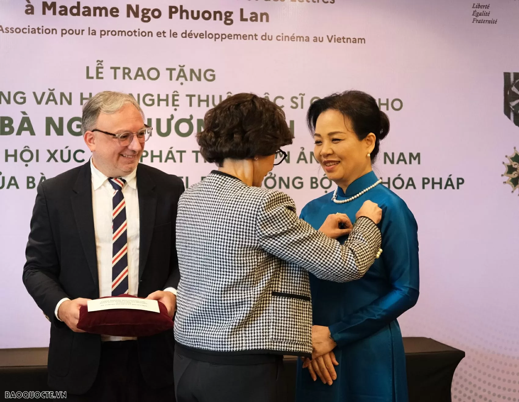 TS. Ngô Phương Lan nhận Huân chương Văn học Nghệ thuật bậc sĩ quan của Pháp