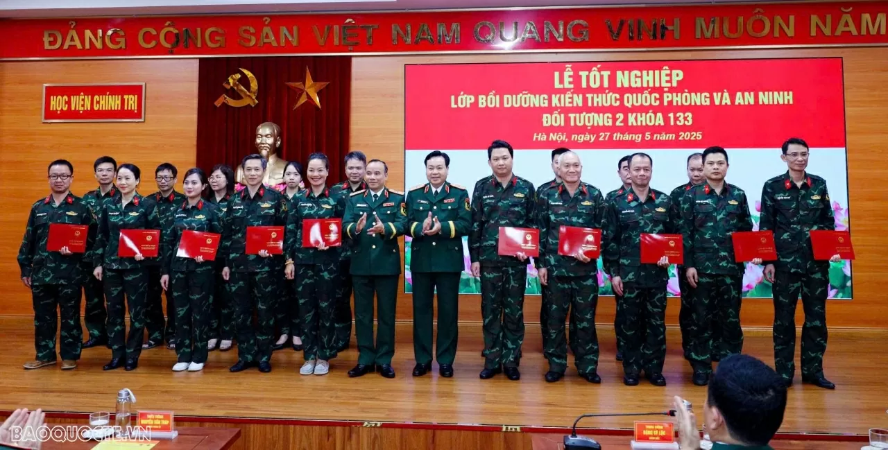 Bế giảng Lớp bồi dưỡng kiến thức quốc phòng và an ninh đối tượng 2 khoá 133