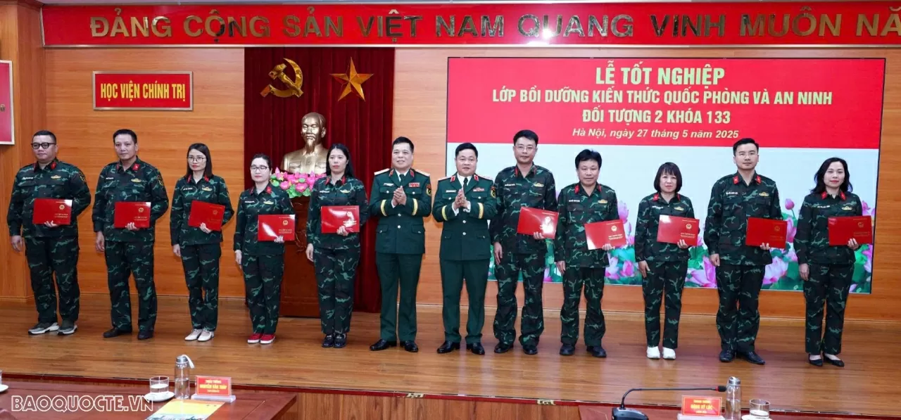 Bế giảng Lớp bồi dưỡng kiến thức quốc phòng và an ninh đối tượng 2 khoá 133