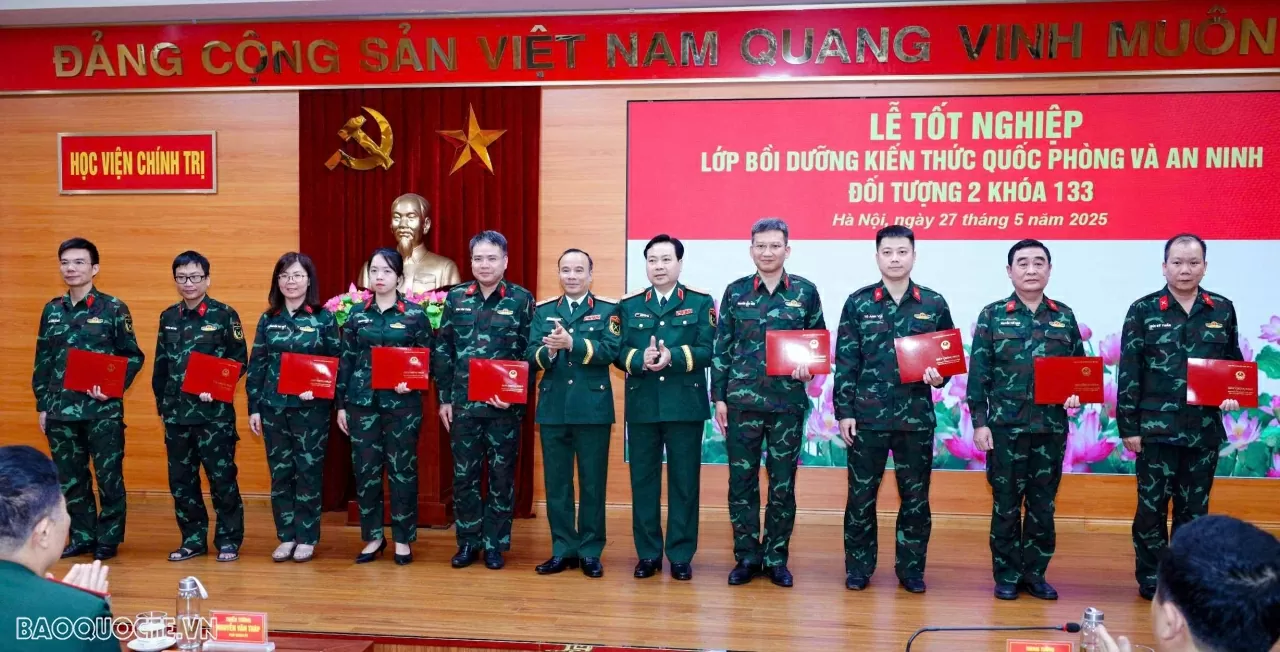 Bế giảng Lớp bồi dưỡng kiến thức quốc phòng và an ninh đối tượng 2 khoá 133