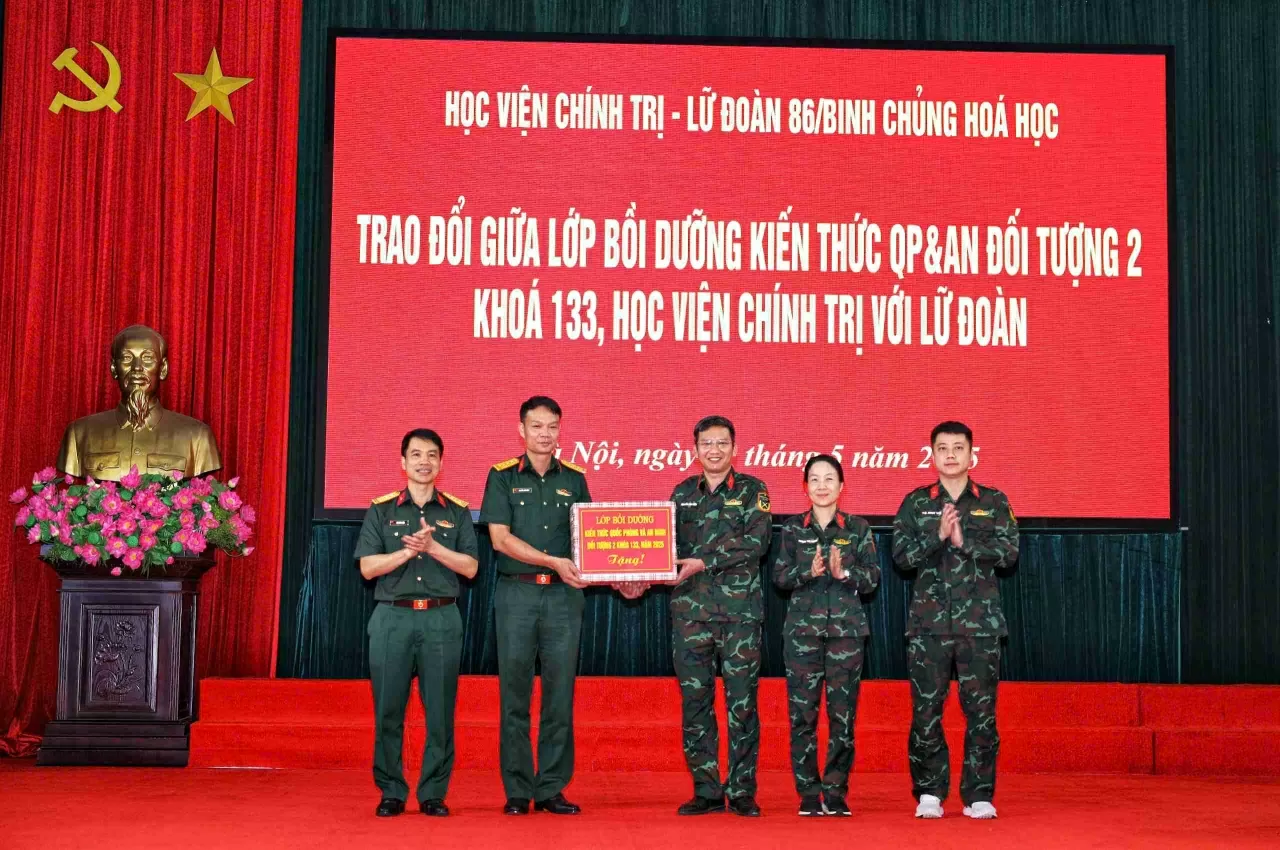 Bế giảng Lớp bồi dưỡng kiến thức quốc phòng và an ninh đối tượng 2 khoá 133