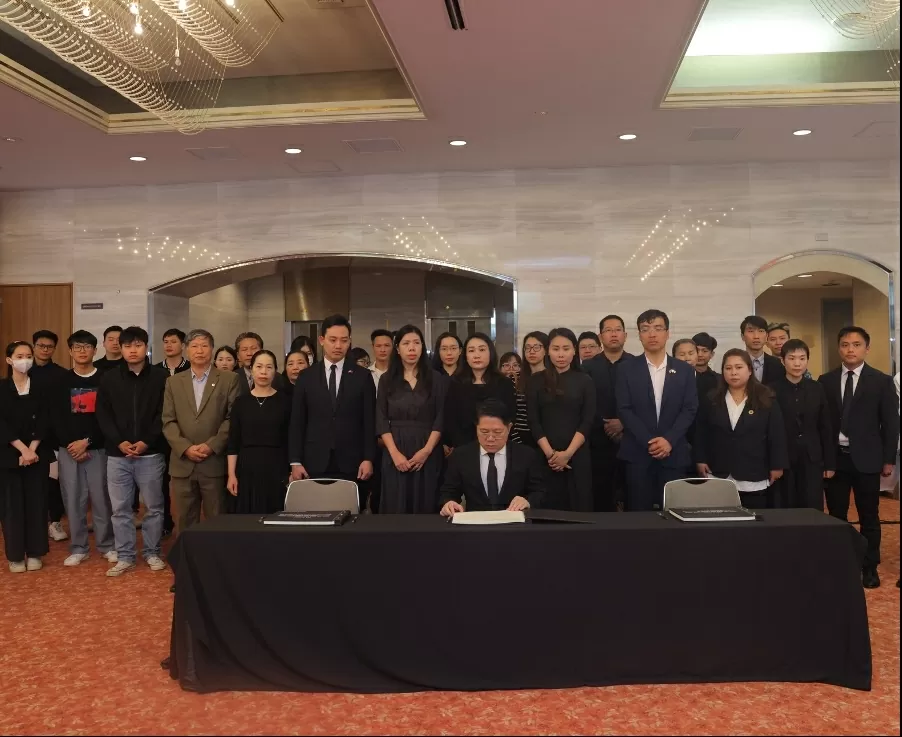 Tổng Lãnh sự Ngô Trịnh Hà ghi sổ tang