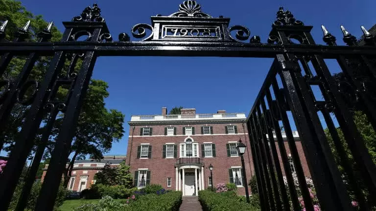 Chính phủ Mỹ toan tính cắt đứt quan hệ với Đại học Havard, cơ quan đại diện tạm dừng phỏng vấn thị thực mới với sinh viên quốc tế