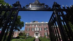 Chính phủ Mỹ toan tính cắt đứt quan hệ với Đại học Havard, cơ quan đại diện tạm dừng phỏng vấn thị thực mới với sinh viên quốc tế