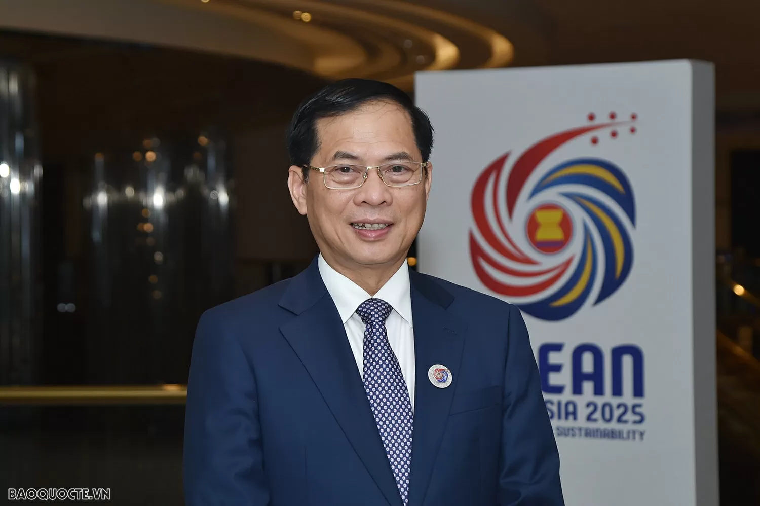 Trả lời phỏng vấn của Phó Thủ tướng, Bộ trưởng Bùi Thanh Sơn về việc kết quả Thủ tướng Chính phủ Phạm Minh Chính thăm chính thức Malaysia và tham dự Hội nghị Cấp cao ASEAN lần thứ 46 và các Hội nghị Cấp cao liên quan Phó Thủ tướng, Bộ trưởng Bùi Thanh Sơn trả lời phỏng vấn về kết quả chuyến công tác của Thủ tướng Chính phủ Phạm Minh Chính tới Malaysia