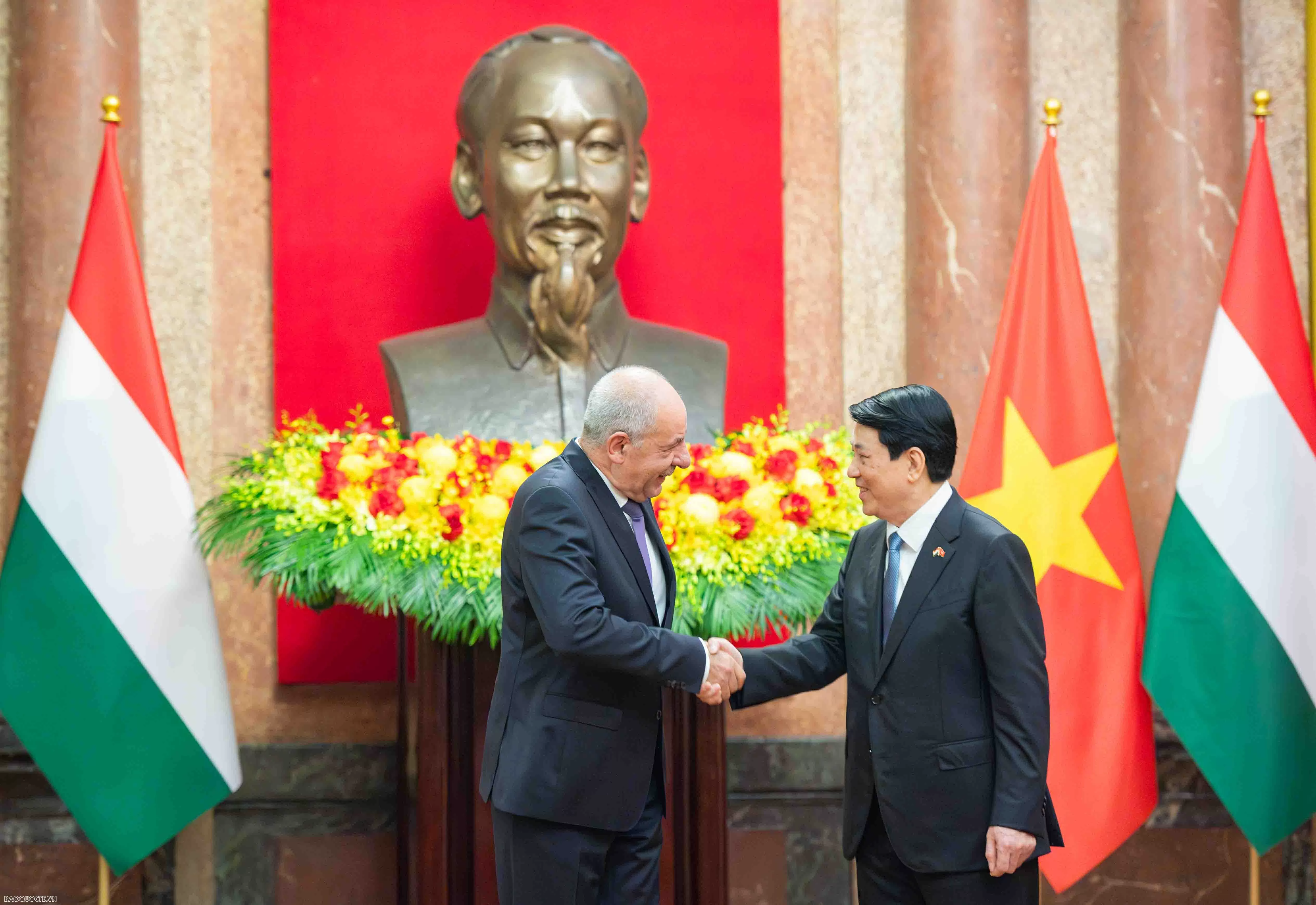 Chủ tịch nước Lương Cường và Phu nhân đón Tổng thống Hungary và Phu nhân