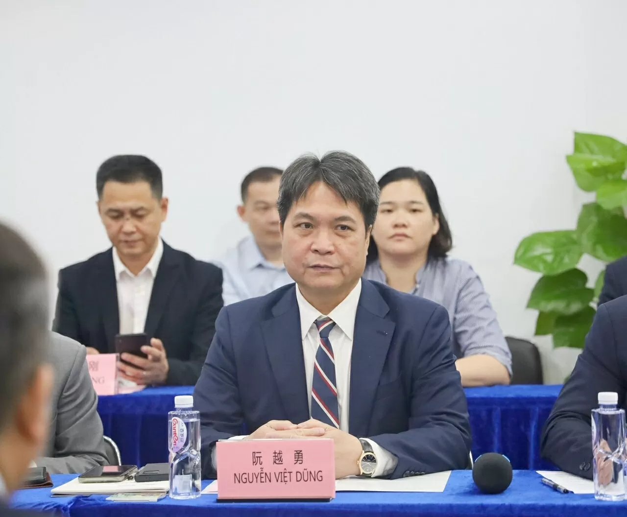 Tổng lãnh sự Việt Nam tại Quảng Châu Nguyễn Việt Dũng phát biểu tại Tọa đàm.