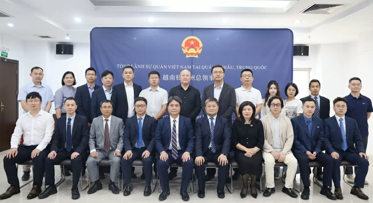 Đại biểu tham dự Tọa đàm chụp hình lưu niệm.