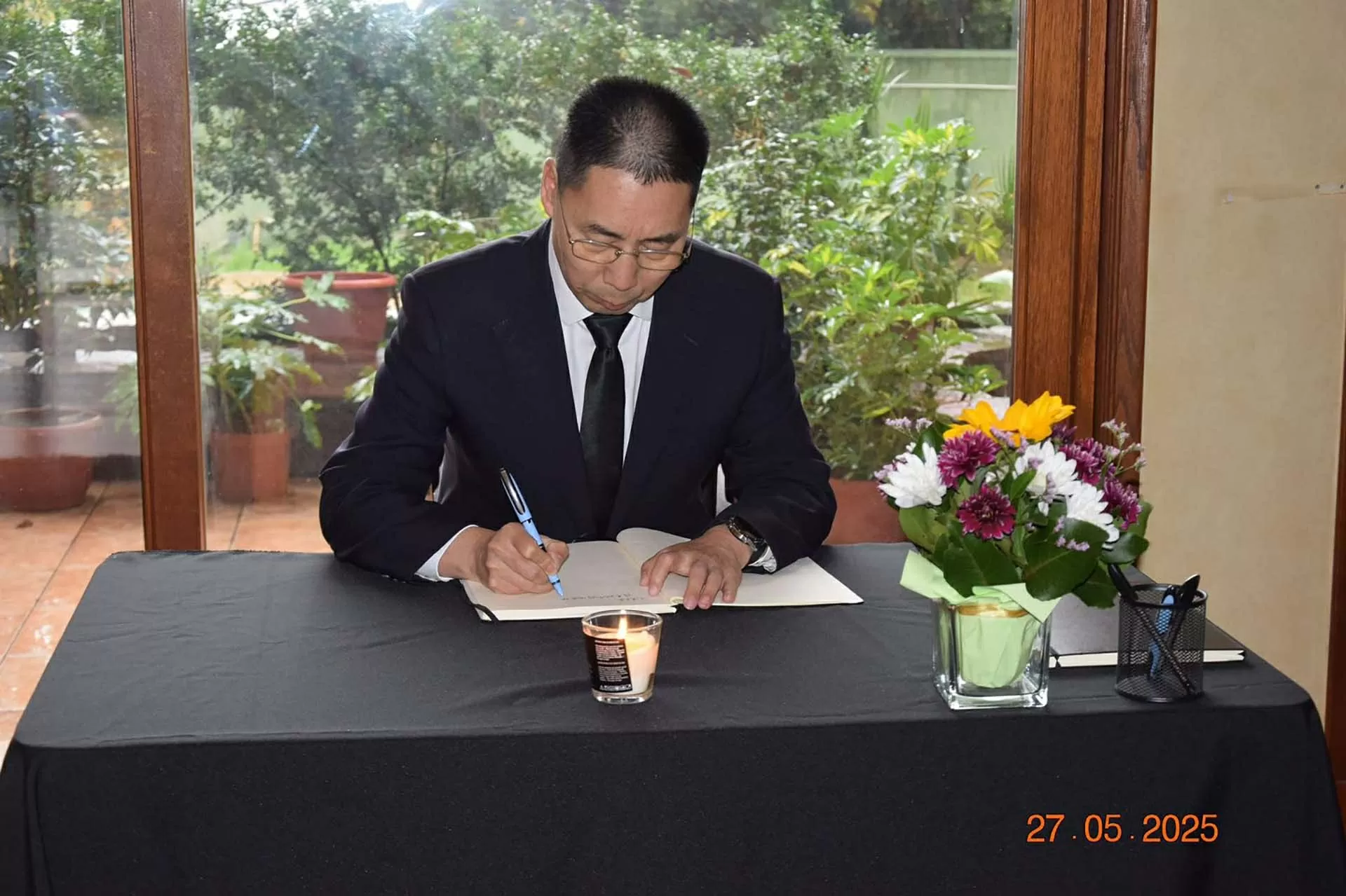 Đại sứ quán Việt Nam tại Chile tổ chức Lễ viếng và mở sổ tang tưởng niệm nguyên Chủ tịch nước Trần Đức Lương Đại sứ quán Việt Nam tại Chile tổ chức Lễ viếng và mở sổ tang tưởng niệm nguyên Chủ tịch nước Trần Đức Lương