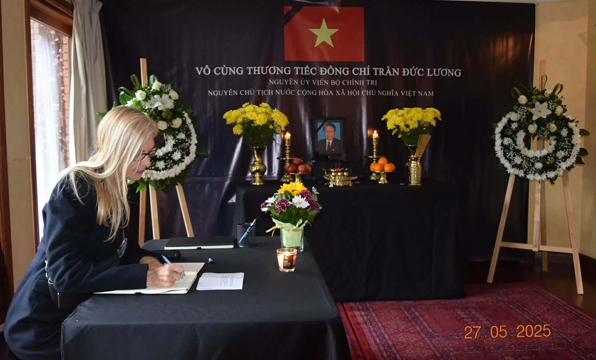 Đại sứ quán Việt Nam tại Chile tổ chức Lễ viếng và mở sổ tang tưởng niệm nguyên Chủ tịch nước Trần Đức Lương Đại sứ quán Việt Nam tại Chile tổ chức Lễ viếng và mở sổ tang tưởng niệm nguyên Chủ tịch nước Trần Đức Lương