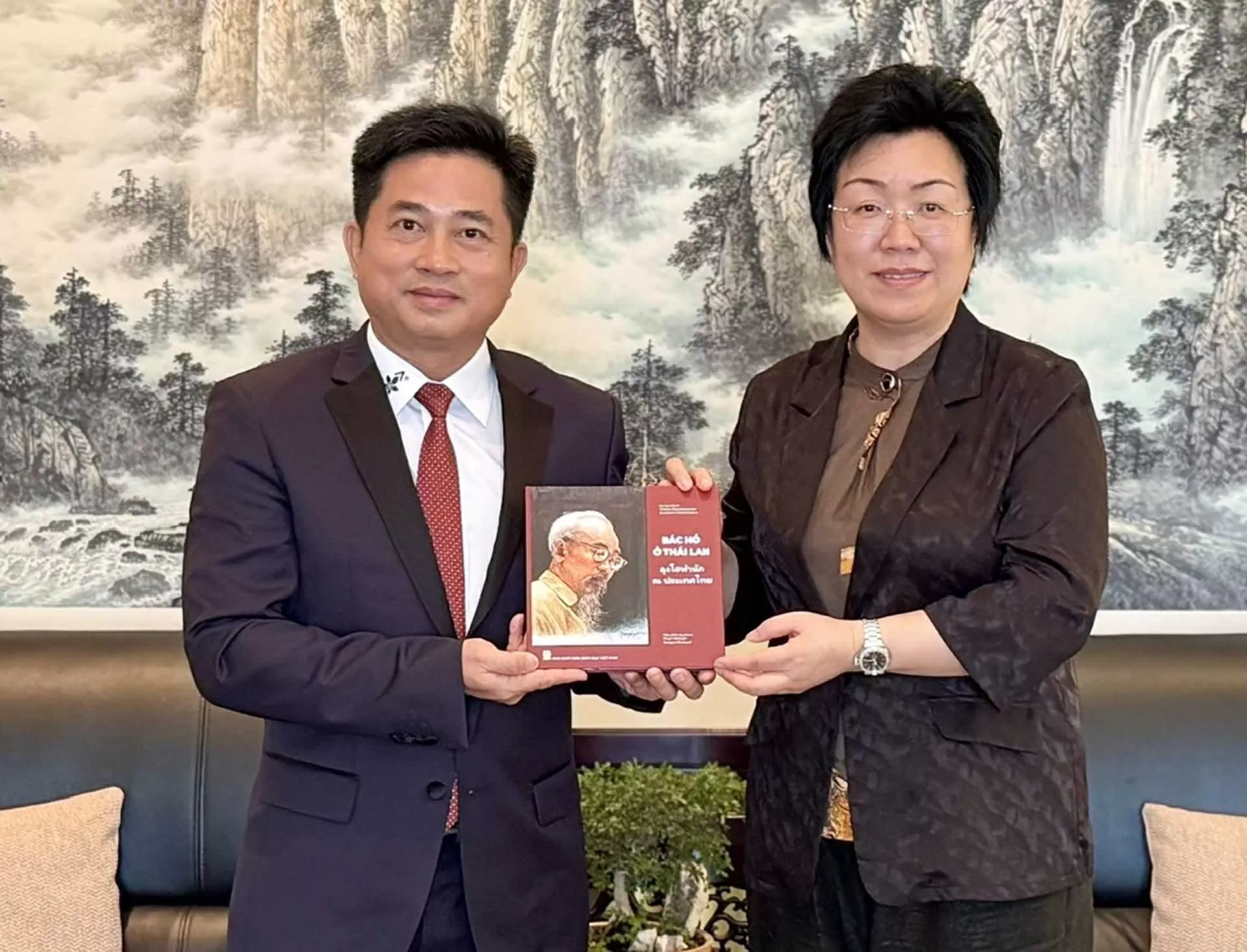 Thúc đẩy hợp tác giữa hai Tổng lãnh sự quán Việt Nam và Trung Quốc tại Khon Kaen Thúc đẩy hợp tác giữa hai Tổng lãnh sự quán Việt Nam và Trung Quốc tại Khon Kaen