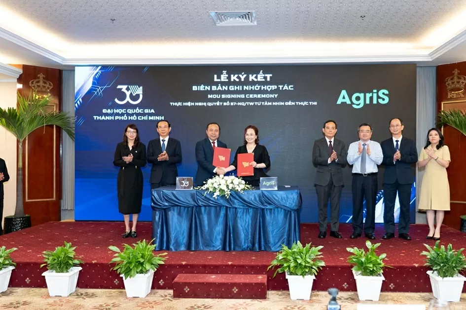 Ông Vũ Hải Quân, Giám đốc Đại học Quốc gia – TP. HCM và bà Đặng Huỳnh Ức My, Chủ tịch HĐQT AgriS trao văn kiện hợp tác ngày 24/5/2025, trước sự chứng kiến của Đồng chí Trần Lưu Quang – Bí thư Trung ương Đảng, Trưởng Ban Chính sách, Chiến lược Trung ương. Ông Vũ Hải Quân, Giám đốc Đại học Quốc gia – TP. HCM và bà Đặng Huỳnh Ức My, Chủ tịch HĐQT AgriS trao văn kiện hợp tác ngày 24/5/2025, trước sự chứng kiến của Đồng chí Trần Lưu Quang – Bí thư Trung ương Đảng, Trưởng Ban Chính sách, Chiến lược Trung ương.