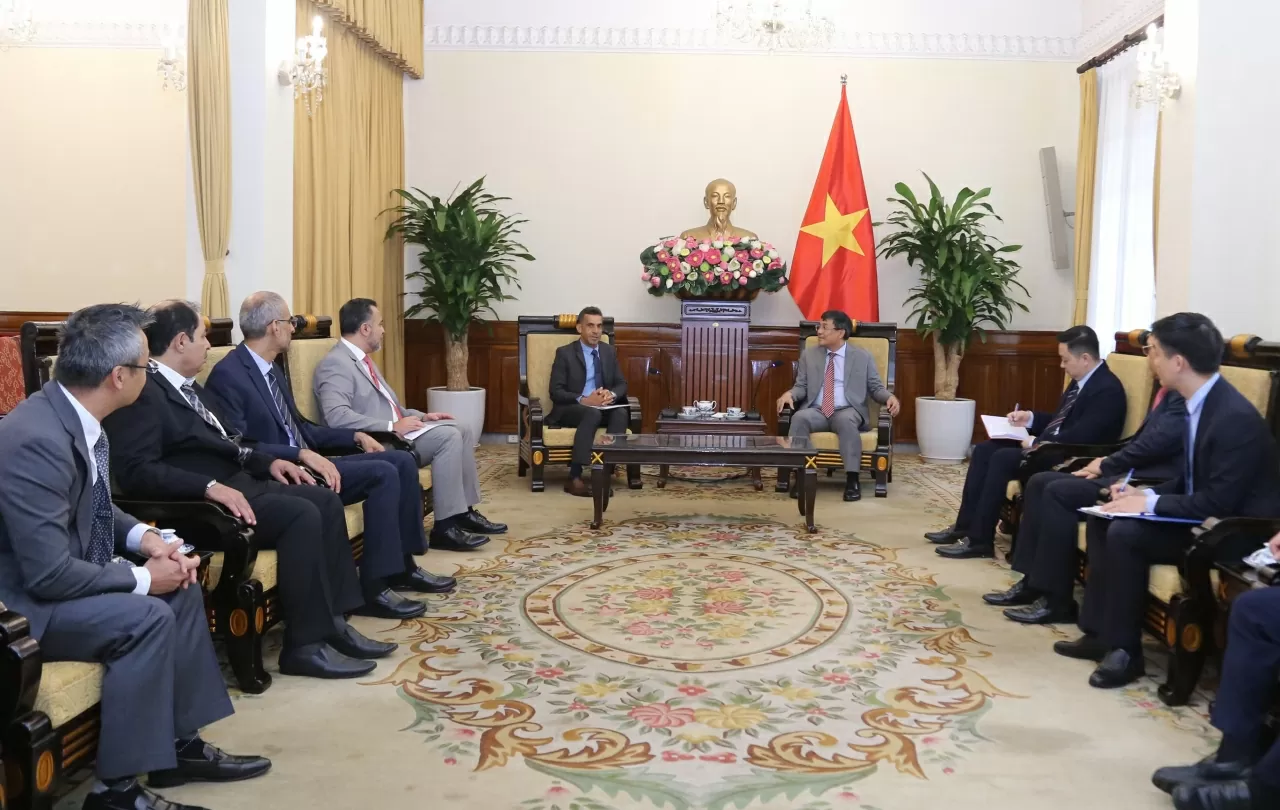 Toàn cảnh buổi gặp mặt giữa Thứ trưởng Thường trực Nguyễn Minh Vũ đã tiếp Phó Chủ tịch Cơ quan đầu tư Oman (OIA) Nasser bin Suliman Al Harthi. (Ảnh: Thành Long) Toàn cảnh buổi gặp mặt giữa Thứ trưởng Thường trực Nguyễn Minh Vũ đã tiếp Phó Chủ tịch Cơ quan đầu tư Oman (OIA) Nasser bin Suliman Al Harthi. (Ảnh: Thành Long)