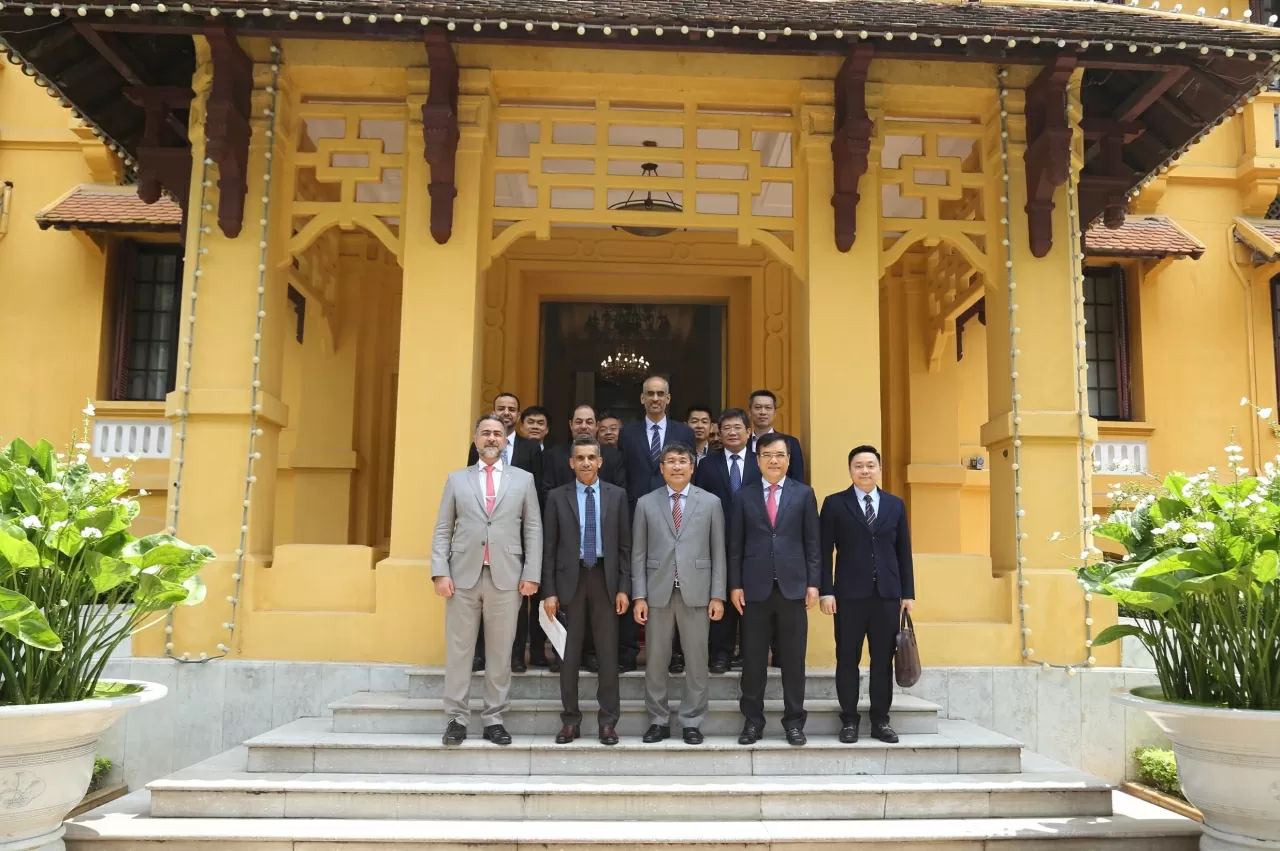 Thứ trưởng Thường trực Nguyễn Minh Vũ cùng với Cơ quan đầu tư Oman và Tổng công ty Đầu tư và Kinh doanh vốn nhà nước chụp ảnh lưu niệm. (Ảnh: Thành Long) Thứ trưởng Thường trực Nguyễn Minh Vũ cùng với Cơ quan đầu tư Oman và Tổng công ty Đầu tư và Kinh doanh vốn nhà nước chụp ảnh lưu niệm. (Ảnh: Thành Long)