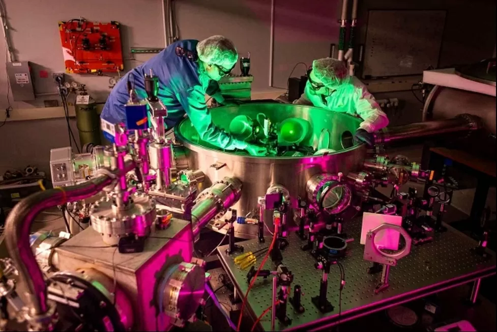 Vũ khí công nghệ cao: Bước tiến mới và những thách thức toàn cầu