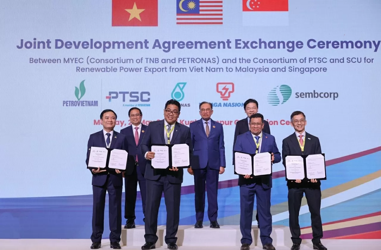 Phó Thủ tướng, Bộ trưởng Bùi Thanh Sơn trả lời phỏng vấn về kết quả chuyến công tác của Thủ tướng Chính phủ Phạm Minh Chính tới Malaysia