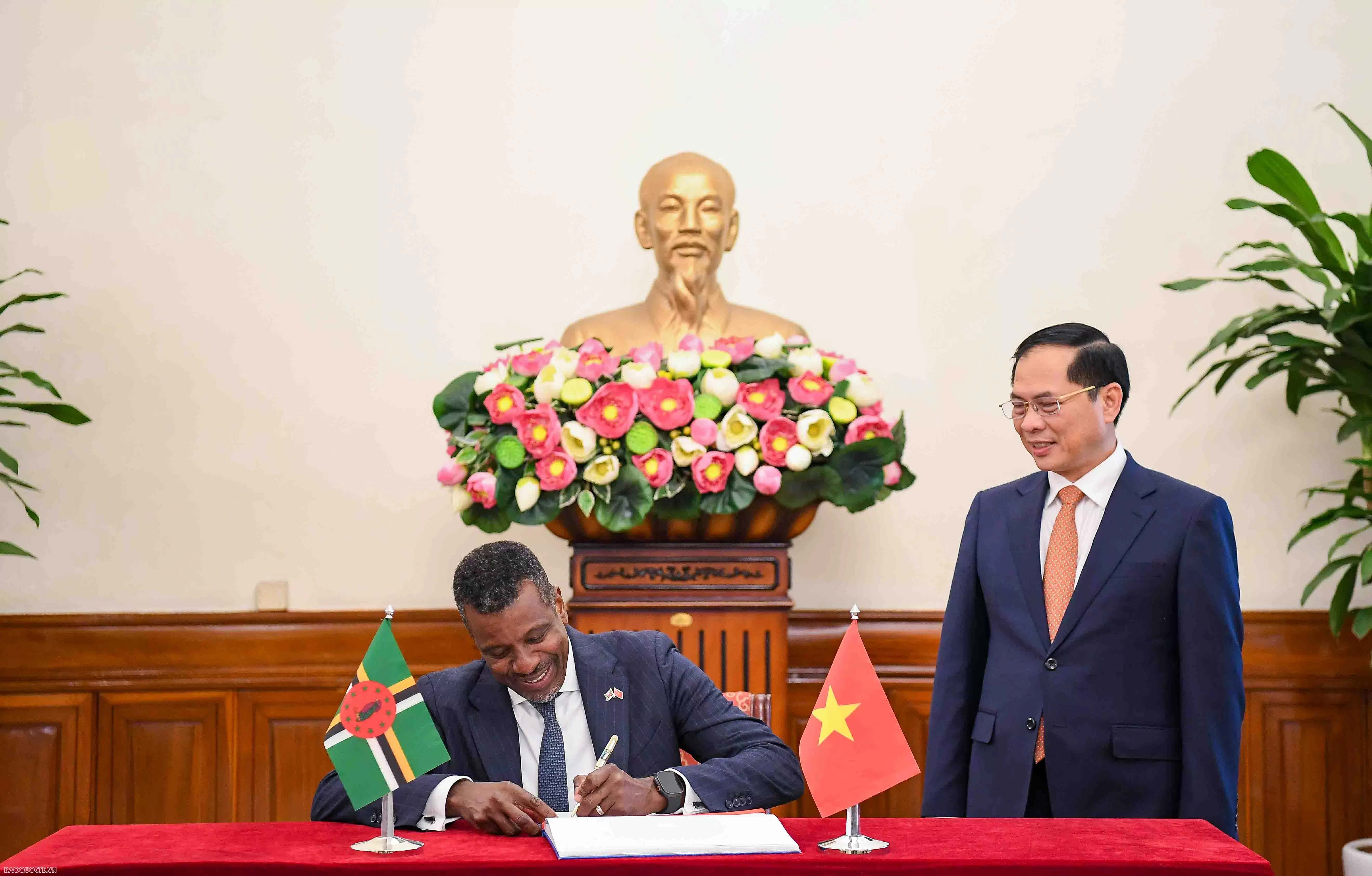 Phó Thủ tướng, Bộ trưởng Ngoại giao Bùi Thanh Sơn đón, hội đàm với Bộ trưởng Ngoại giao Dominica