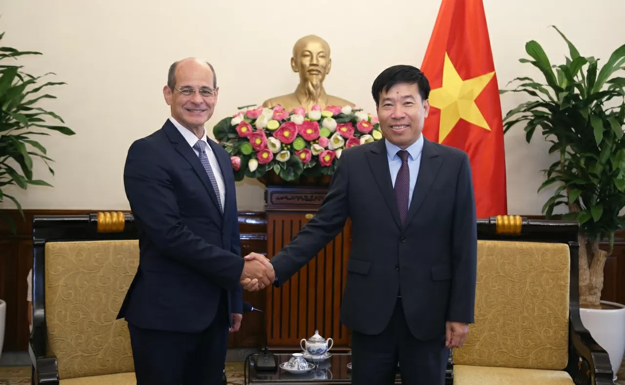 Thứ trưởng Nguyễn Mạnh Cường chào mừng đồng chí Rogelio Sierra Diaz trở lại thăm Việt Nam. (Ảnh: Thành Long) Thứ trưởng Nguyễn Mạnh Cường chào mừng đồng chí Rogelio Sierra Diaz trở lại thăm Việt Nam. (Ảnh: Thành Long)
