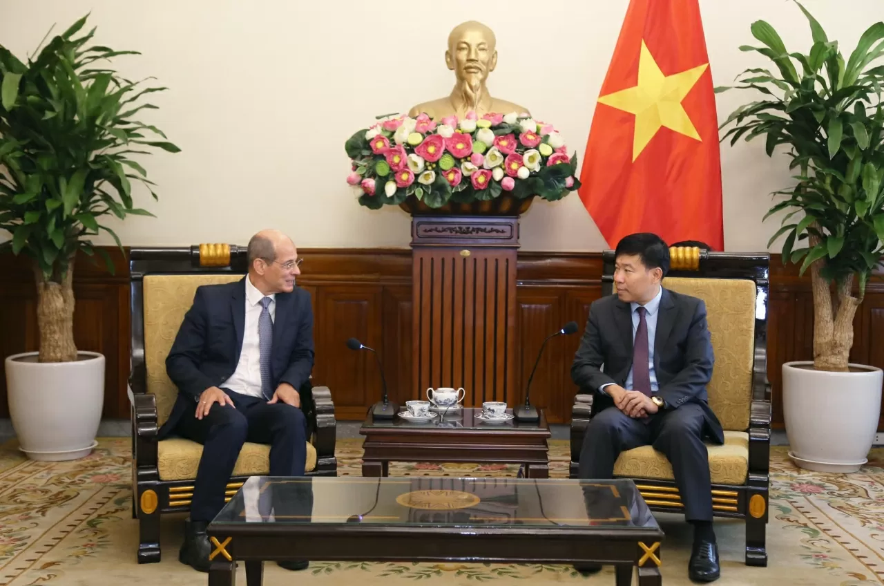 Thứ trưởng Nguyễn Mạnh Cường và đồng chí Rogelio Sierra Diaz bày tỏ mong muốn tăng cường trao đổi kinh nghiệm và hợp tác giữa hai Học viện Ngoại giao theo khuôn khổ Bản ghi nhớ hợp tác đã được ký kết. (Ảnh: Thành Long) Thứ trưởng Nguyễn Mạnh Cường và đồng chí Rogelio Sierra Diaz bày tỏ mong muốn tăng cường trao đổi kinh nghiệm và hợp tác giữa hai Học viện Ngoại giao theo khuôn khổ Bản ghi nhớ hợp tác đã được ký kết. (Ảnh: Thành Long)