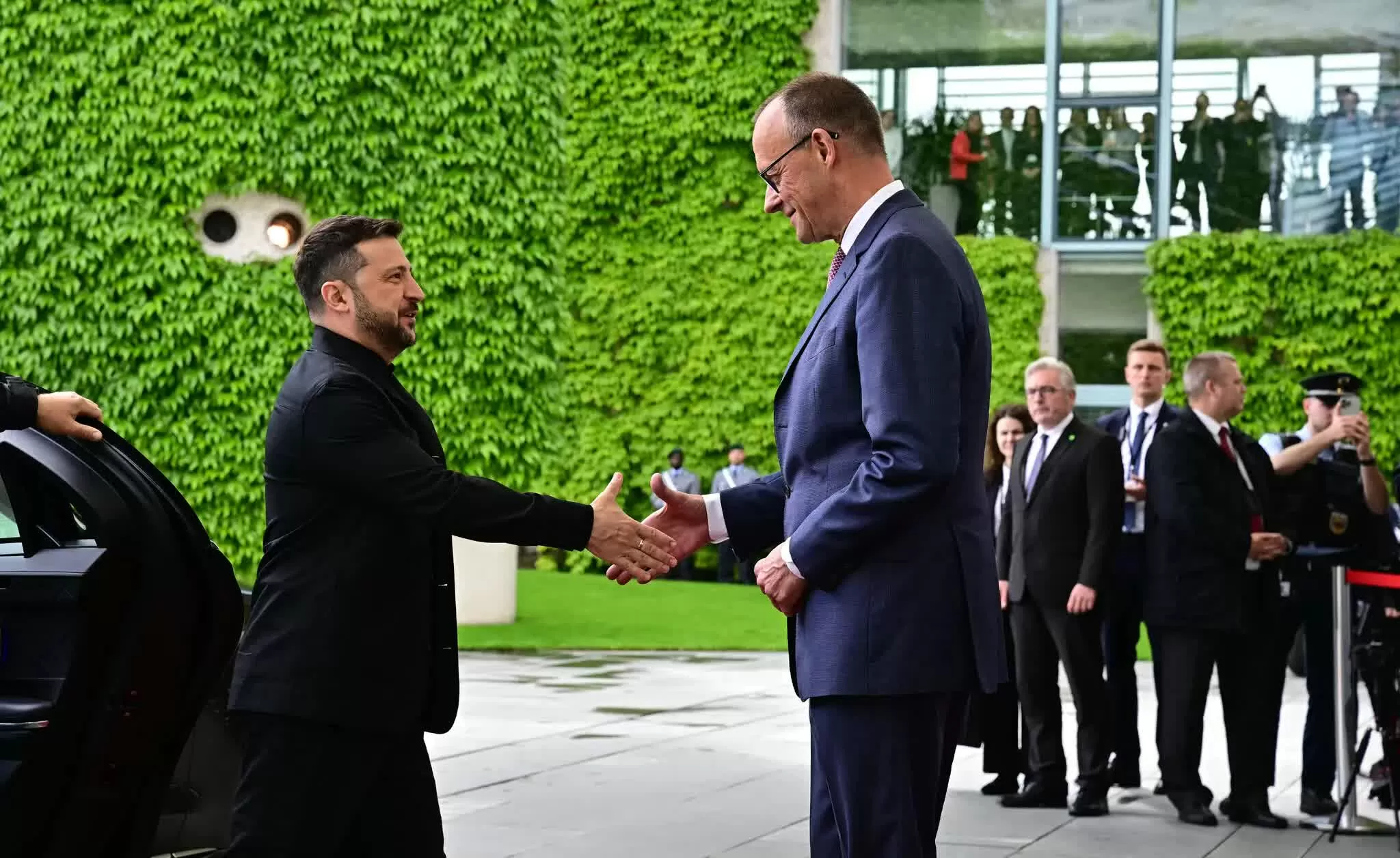 Thủ tướng Đức Friedrich Merz, bên phải, bắt tay Tổng thống Volodymyr Zelensky của Ukraine sau khi ông đến Berlin vào thứ Tư.Tín dụng...Tobias Schwarz/Agence France-Presse Thủ tướng Đức Friedrich Merz, bên phải, bắt tay Tổng thống Volodymyr Zelensky của Ukraine sau khi ông đến Berlin vào thứ Tư.Tín dụng...Tobias Schwarz/Agence France-Presse