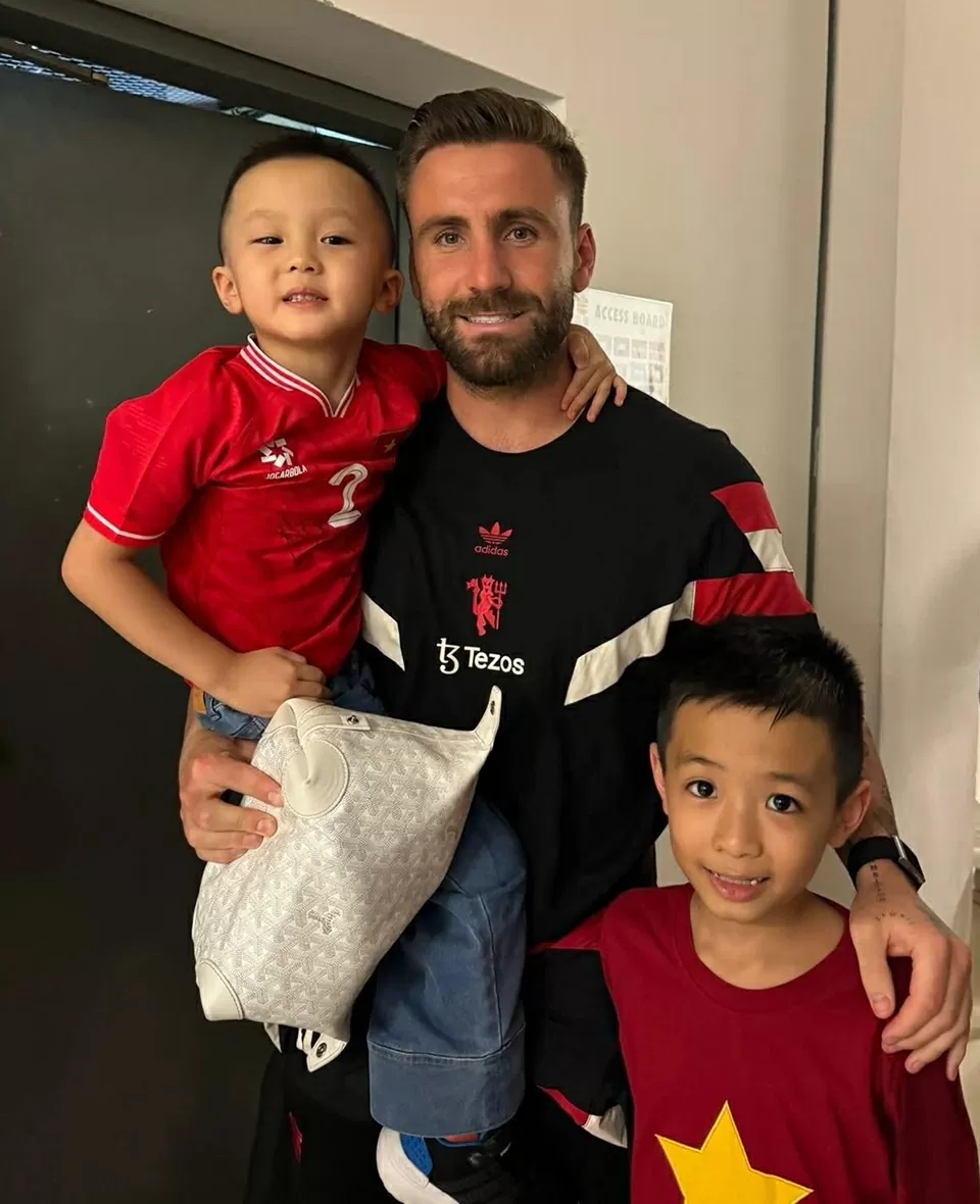 Cầu thủ Duy Mạnh đưa con, cháu trai chụp ảnh kỷ niệm với dàn sao Man Utd