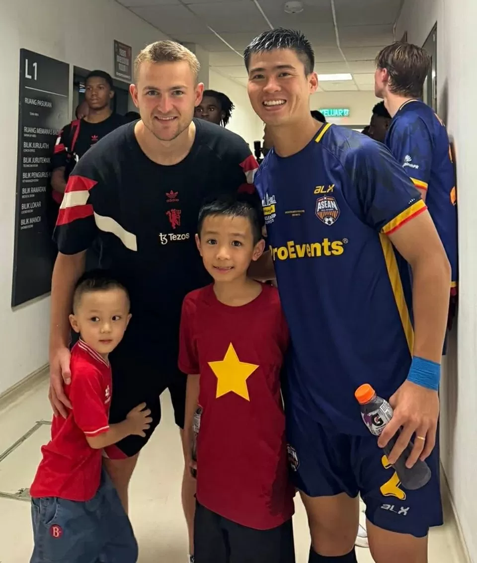 Cầu thủ Duy Mạnh đưa hai con chụp ảnh kỷ niệm với dàn sao Man Utd