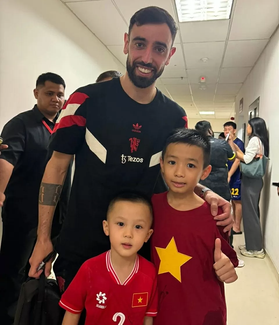 Cầu thủ Duy Mạnh đưa con, cháu trai chụp ảnh kỷ niệm với dàn sao Man Utd