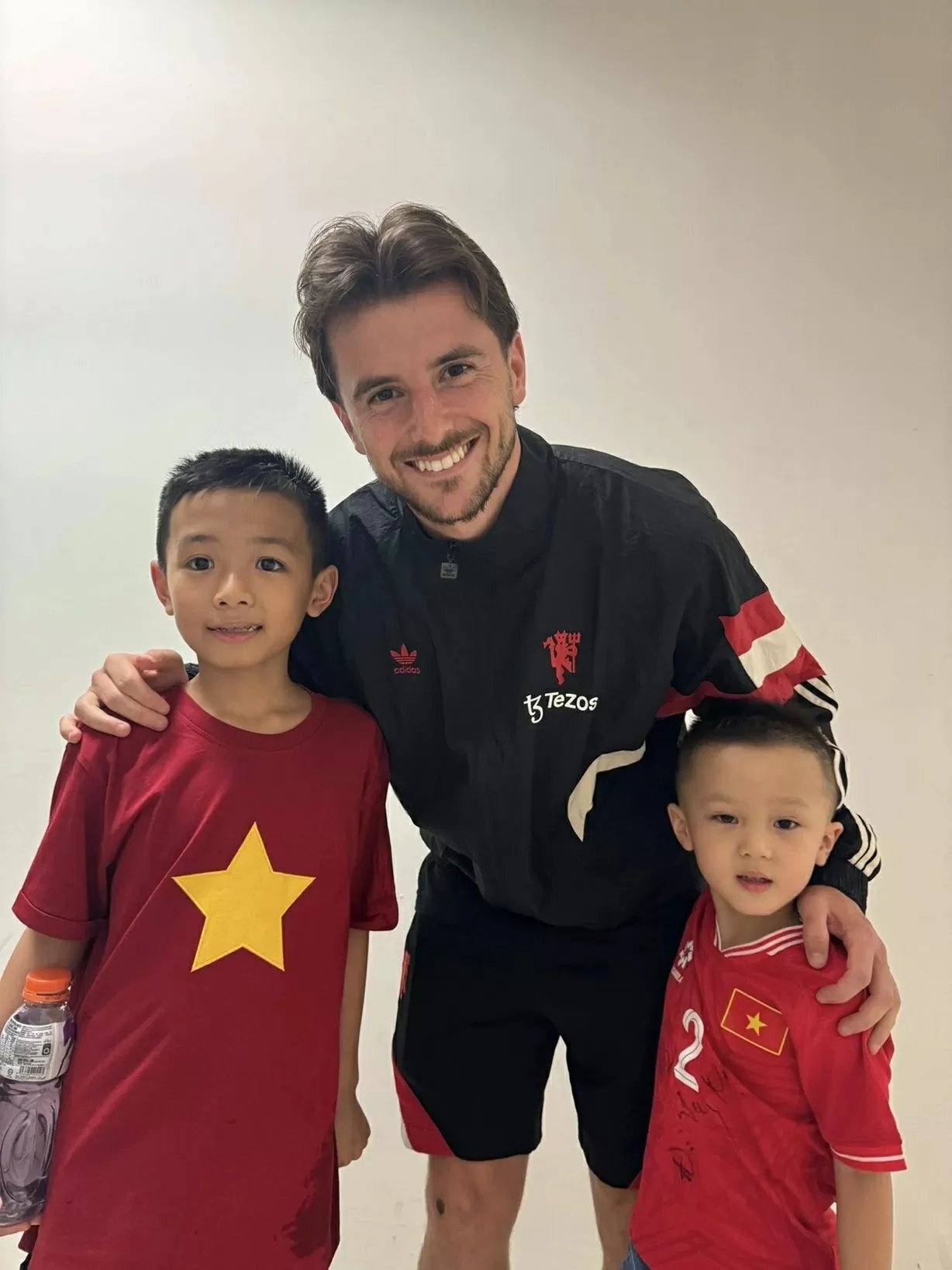 Cầu thủ Duy Mạnh đưa con, cháu trai chụp ảnh kỷ niệm với cầu thủ Man Utd