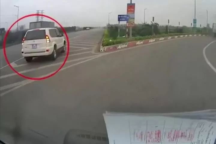 Lùi xe trên cao tốc bị phạt bao nhiêu, trừ bao nhiêu điểm giấy phép lái xe?