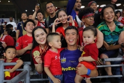 Trung vệ Duy Mạnh cùng con và cháu trai chụp ảnh kỷ niệm với Man Utd