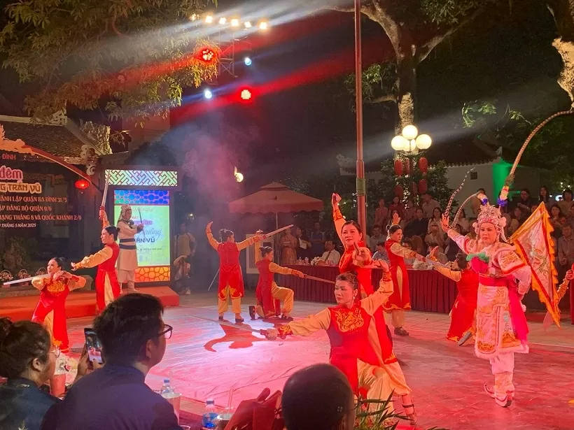 'Tiếng chuông Trấn Vũ' – tour đêm đi tìm linh hồn Thăng Long 'Tiếng chuông Trấn Vũ' – tour đêm đi tìm linh hồn Thăng Long