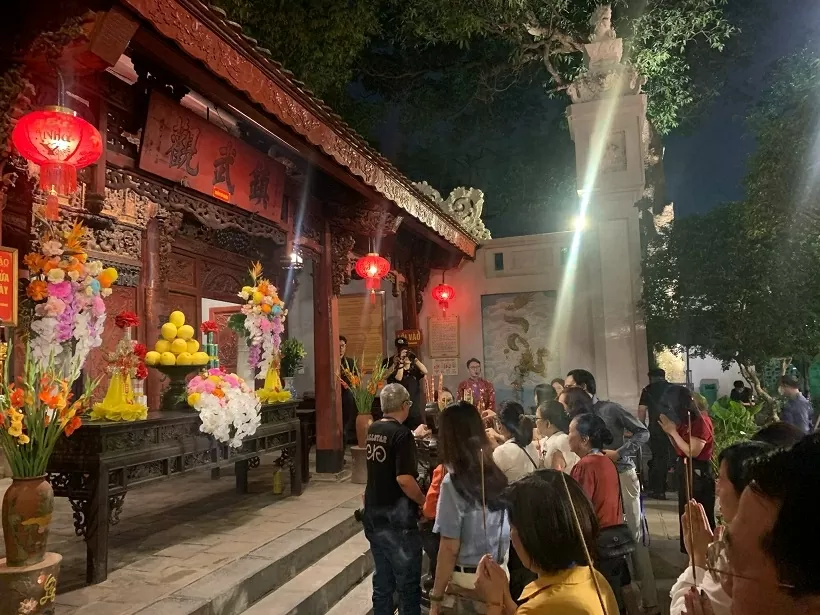 'Tiếng chuông Trấn Vũ' – tour đêm đi tìm linh hồn Thăng Long 'Tiếng chuông Trấn Vũ' – tour đêm đi tìm linh hồn Thăng Long