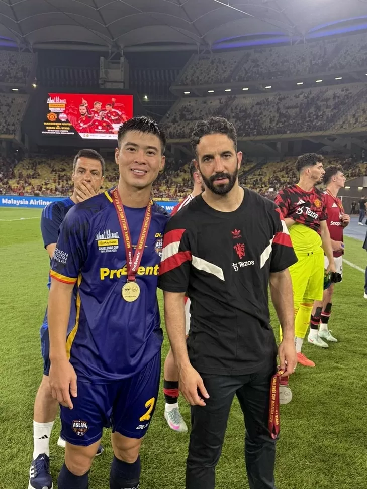 Trung vệ Duy Mạnh đưa con và cháu trai chụp ảnh kỷ niệm với cầu thủ Man Utd