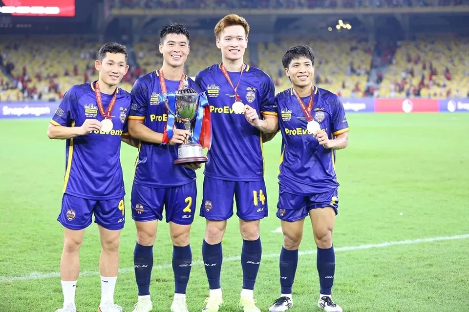 Trung vệ Duy Mạnh đưa con và cháu trai chụp ảnh kỷ niệm với cầu thủ Man Utd