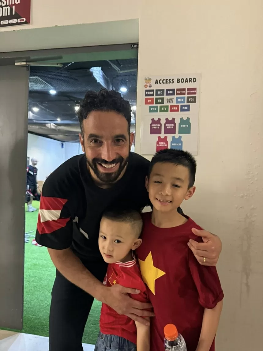 Trung vệ Duy Mạnh đưa con và cháu trai chụp ảnh kỷ niệm với cầu thủ Man Utd