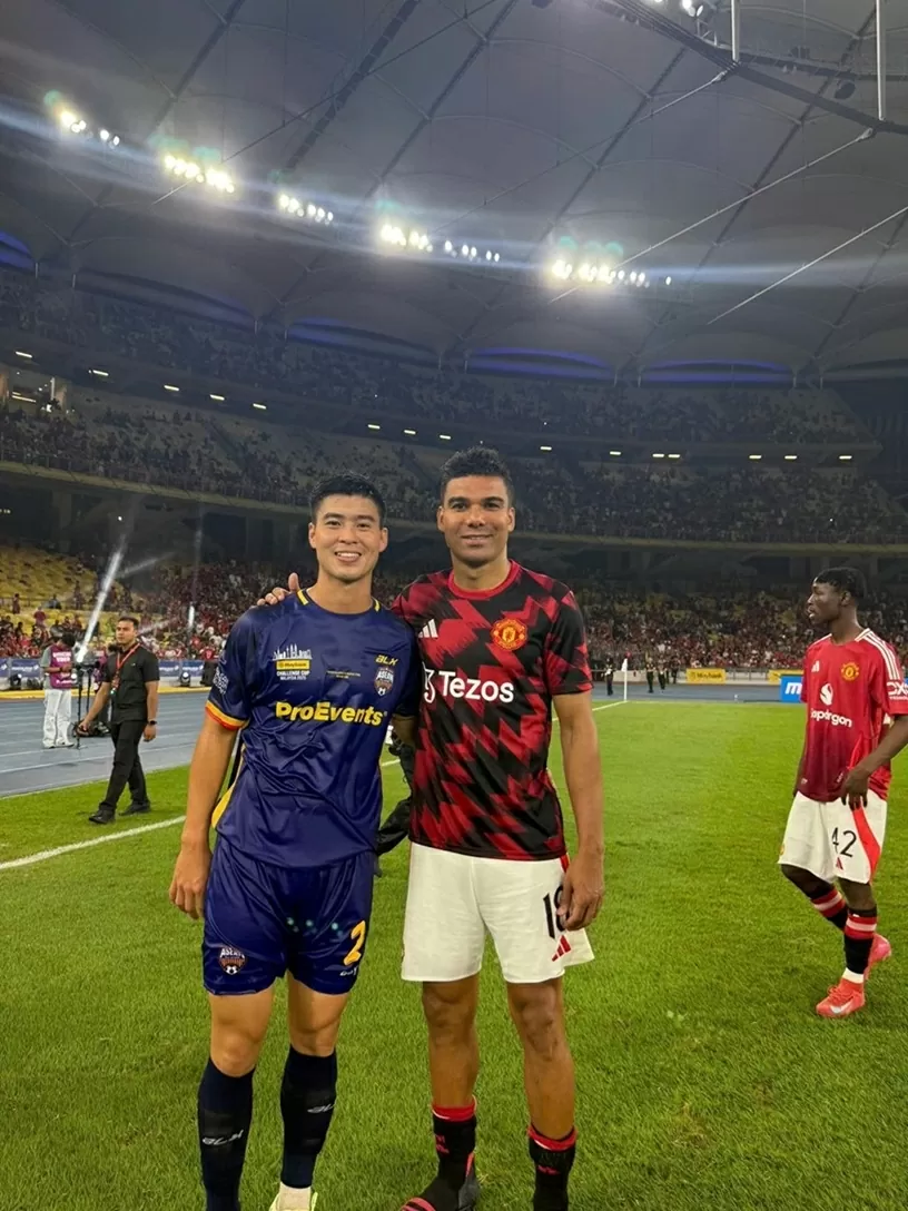 Trung vệ Duy Mạnh đưa con và cháu trai chụp ảnh kỷ niệm với cầu thủ Man Utd