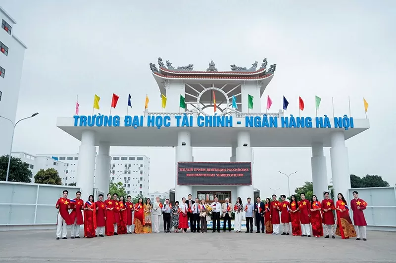 Hình 1: Ký kết Thoả thuận hợp tác giữa Trường ĐH Tài chính - Ngân hàng Hà Nội và Trường Đại học Tài chính trực thuộc Chính phủ Liên bang Nga